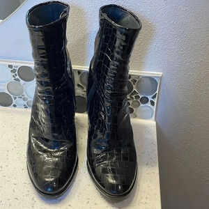 St John woman’s patent leather boots